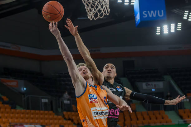 给对手防线 给对手防线