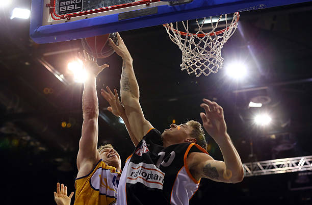 举世瞩目 举世瞩目